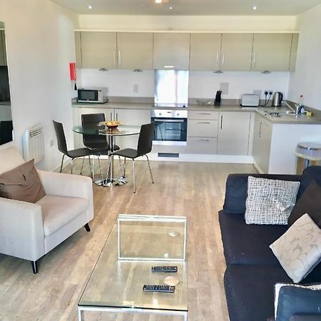 New Central Woking 1 And 2 Bedroom Apartments With Free Gym, Close To Train Station Εξωτερικό φωτογραφία