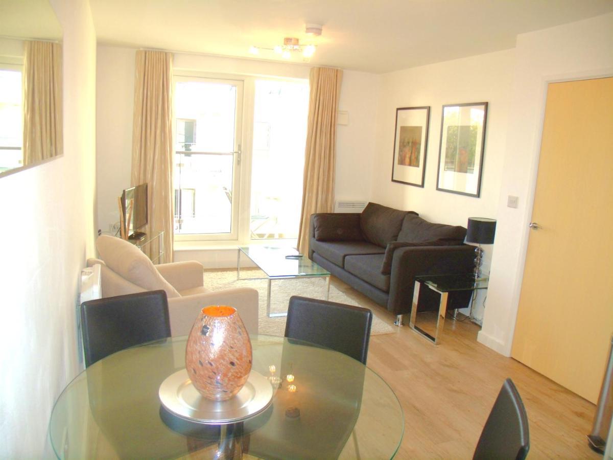 New Central Woking 1 And 2 Bedroom Apartments With Free Gym, Close To Train Station Εξωτερικό φωτογραφία
