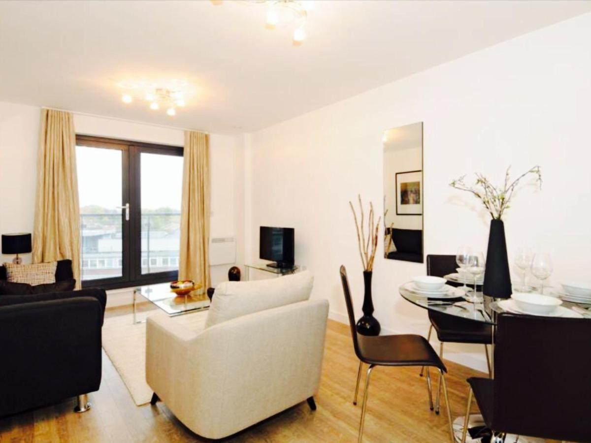 New Central Woking 1 And 2 Bedroom Apartments With Free Gym, Close To Train Station Εξωτερικό φωτογραφία